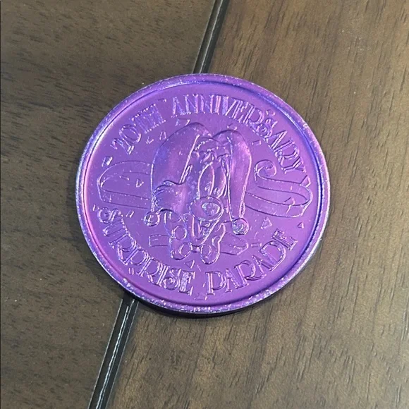 PURPLE WALT DISNEY WORLD SURPRISE PARADE 20TH ANNIVERSARY TOKEN COIN MEDALLION - Picture 1 of 5